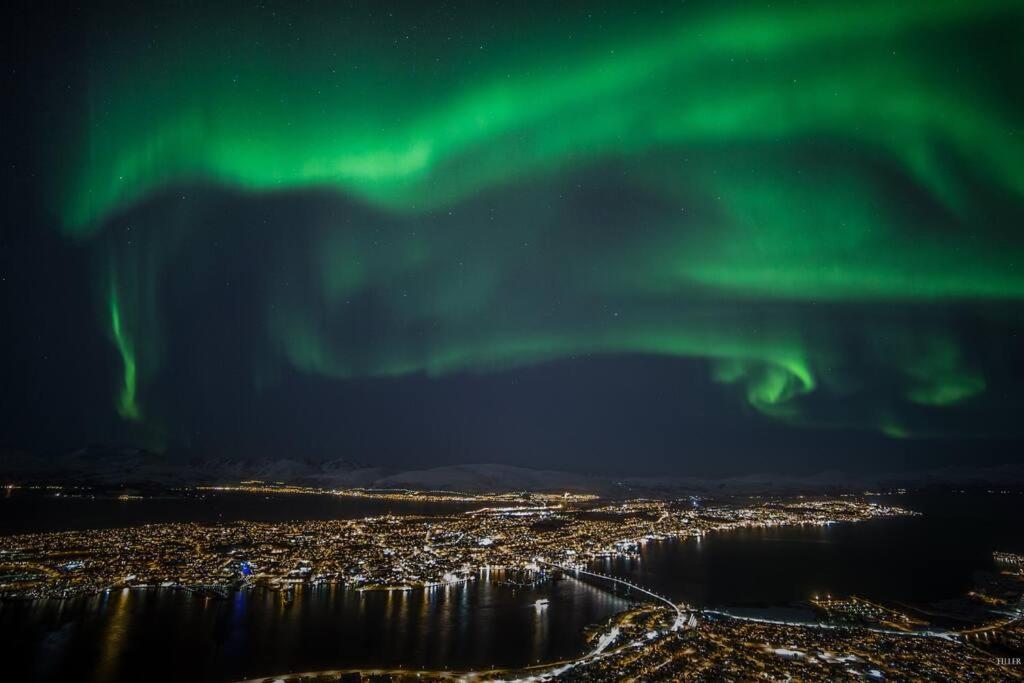 In The Heart Of The Aurora Borealis - Tromso City Zewnętrze zdjęcie